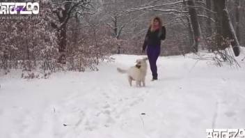 Wintertime zoo fucking with a colorful blondie